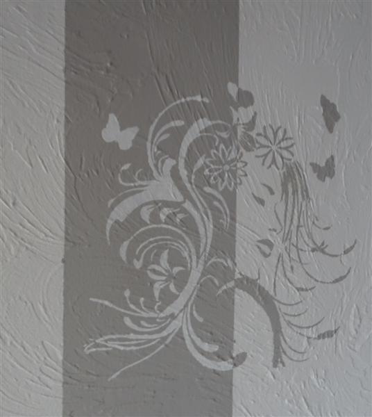 photo pochoir sur mur crepis portrait femme papillons 2 tons jls