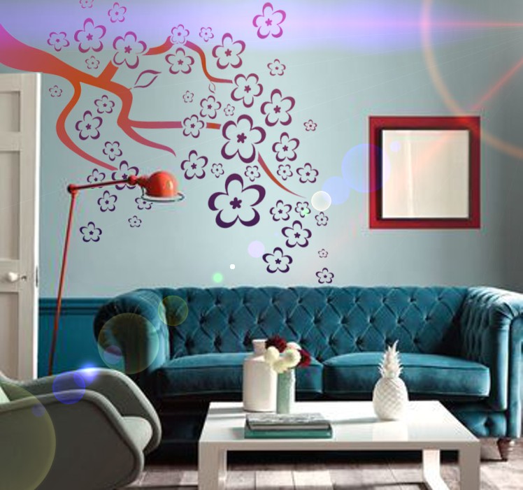 Pochoir branche fleurie sur mur peint en bleu